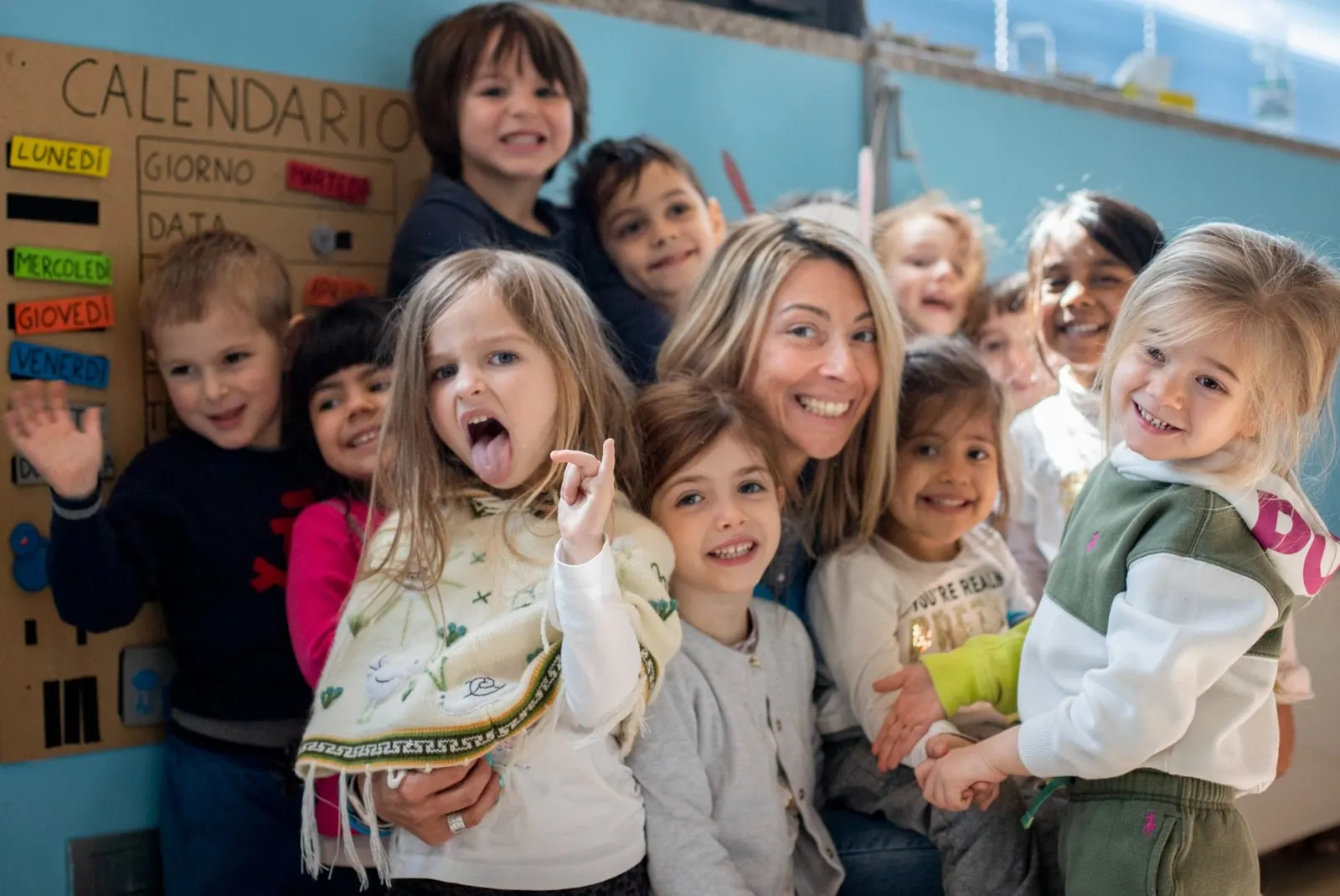 Bambini della materna IEXS insieme alla loro maestra