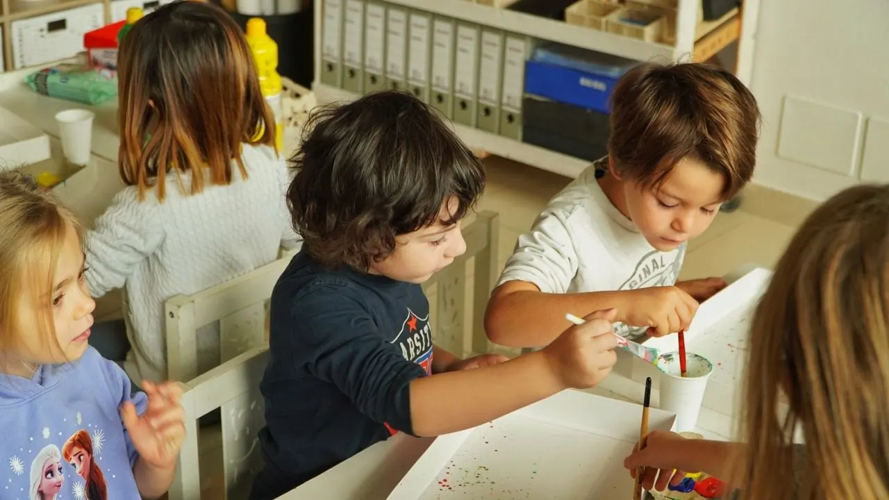 Bambini IEXS sperimentano colori e pittura