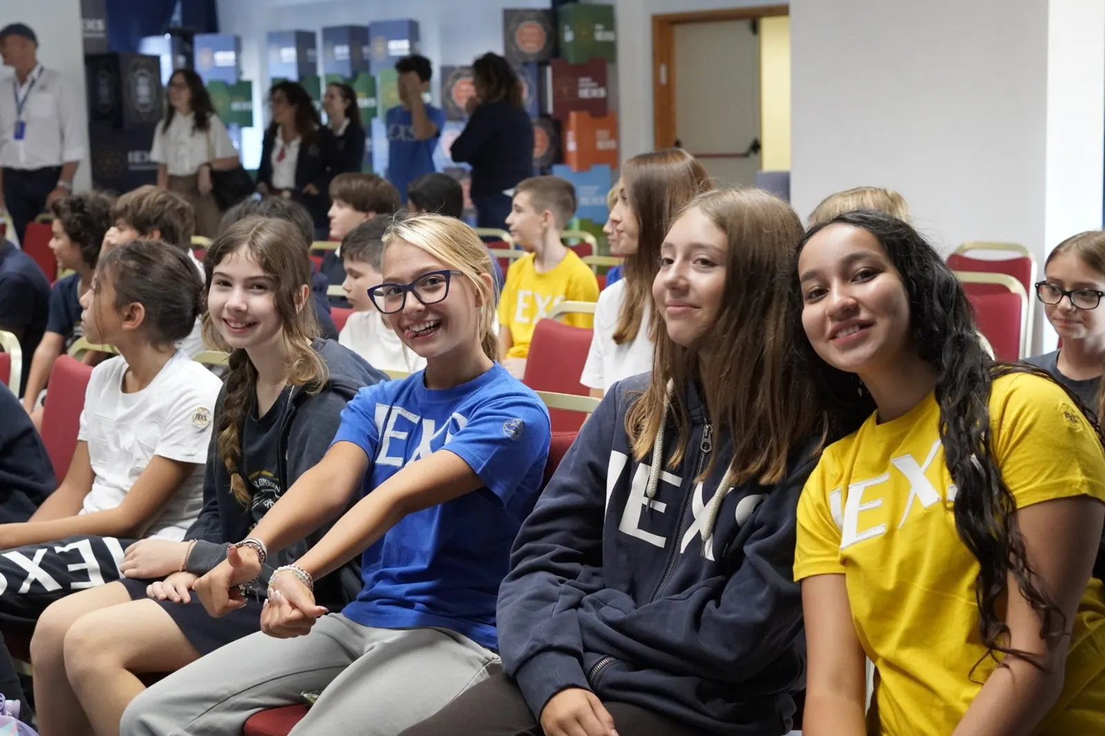 Studenti IEXS insieme durante un incontro a scuola