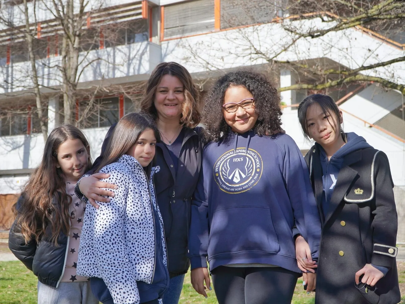 Una docente IEXS con un gruppo di studentesse all’aperto