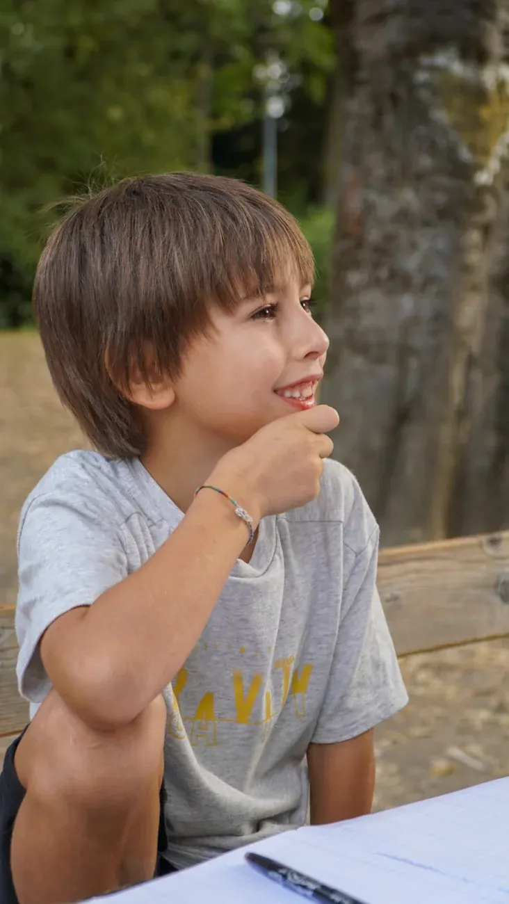 Un bambino durante un’attività all’aperto