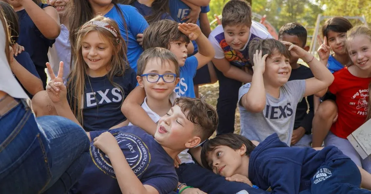 Bambini della primaria IEXS condividono un momento di gruppo
