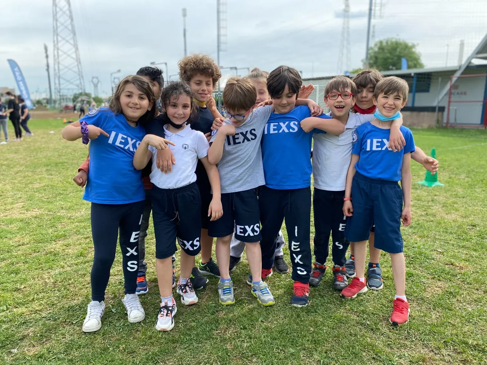 Bambini IEXS insieme durante un’attività sportiva