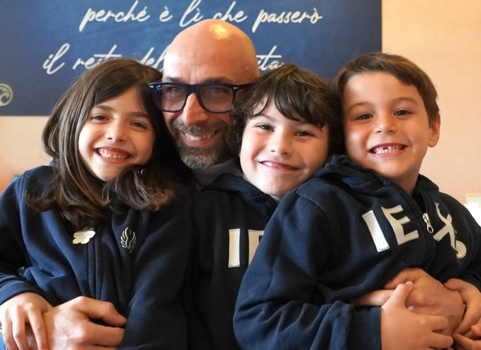 Bambini IEXS insieme a un adulto in un momento di affetto a scuola