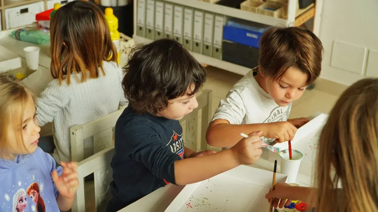 Bambini IEXS collaborano durante un laboratorio