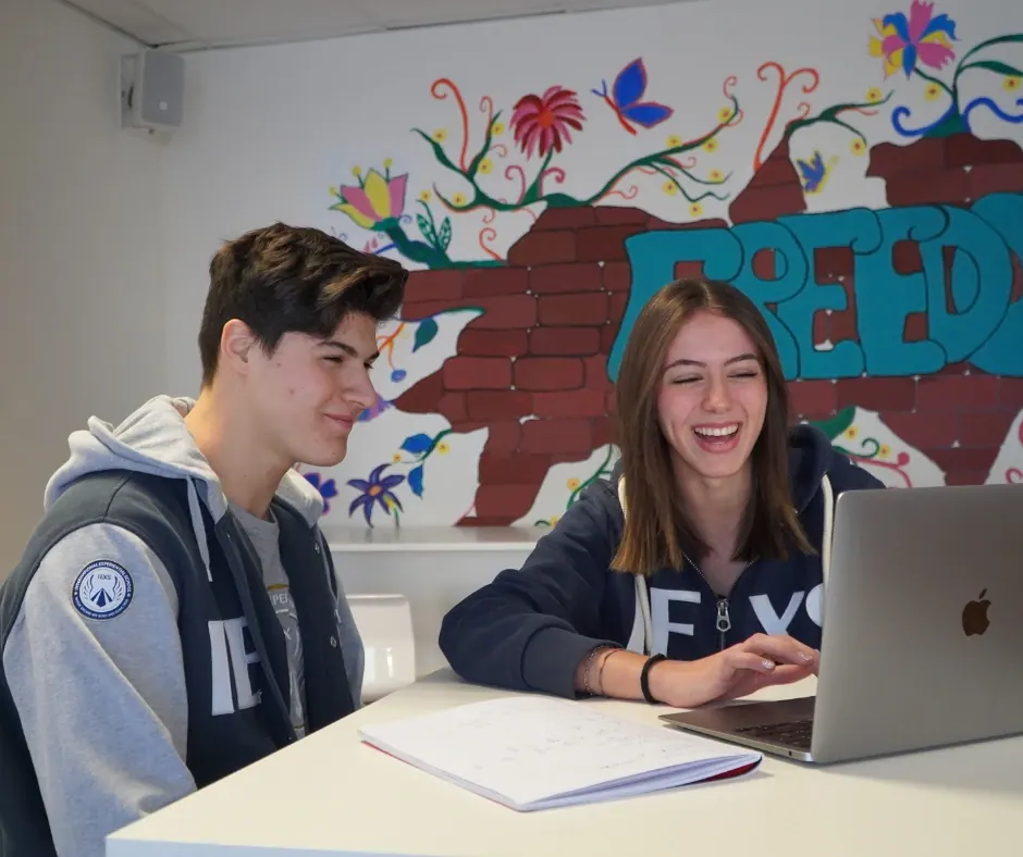 Due studenti IEXS lavorano insieme al computer