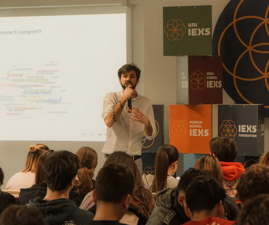 Un docente e gli studenti IEXS durante un incontro