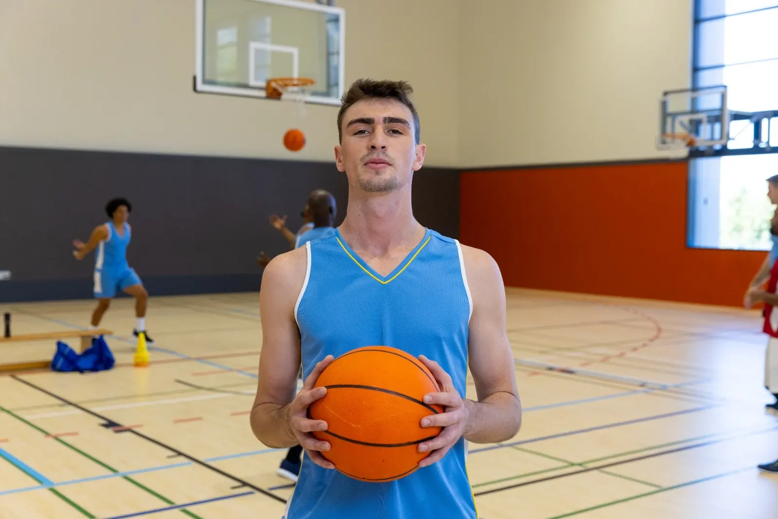 Giocatore di basket con il pallone in palestra