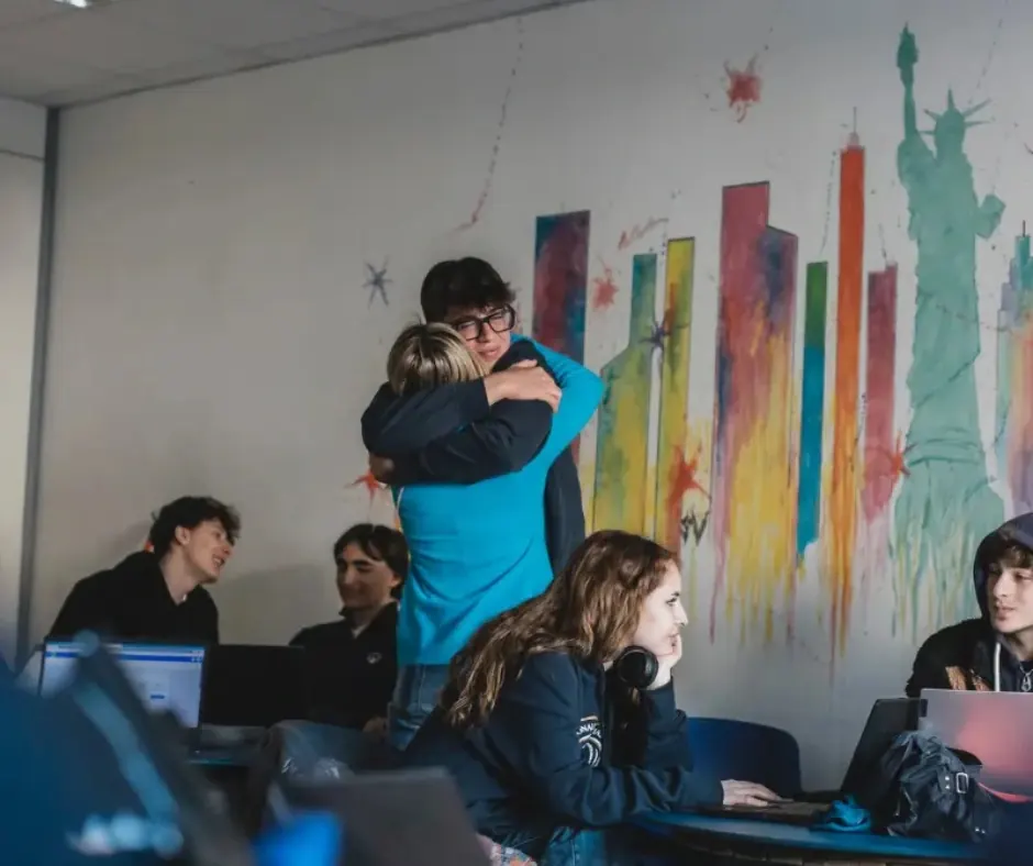 Studenti IEXS in classe, tra lavoro al computer e relazioni